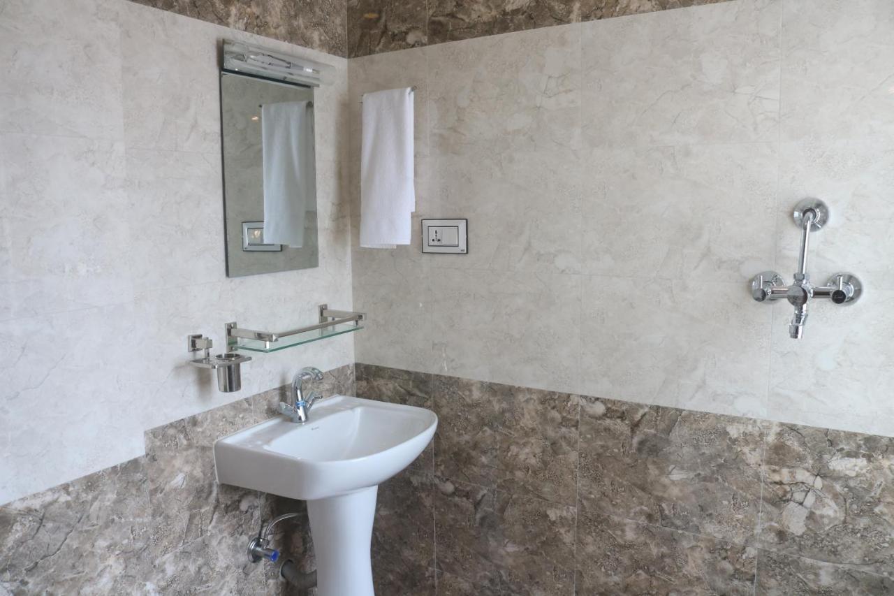 קטמנדו Hotel Family Ties Pvt. Ltd. מראה חיצוני תמונה