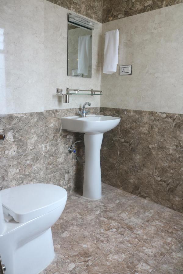 קטמנדו Hotel Family Ties Pvt. Ltd. מראה חיצוני תמונה